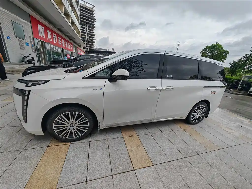 GAC Motor E8 PHEV 2024 — фото 3