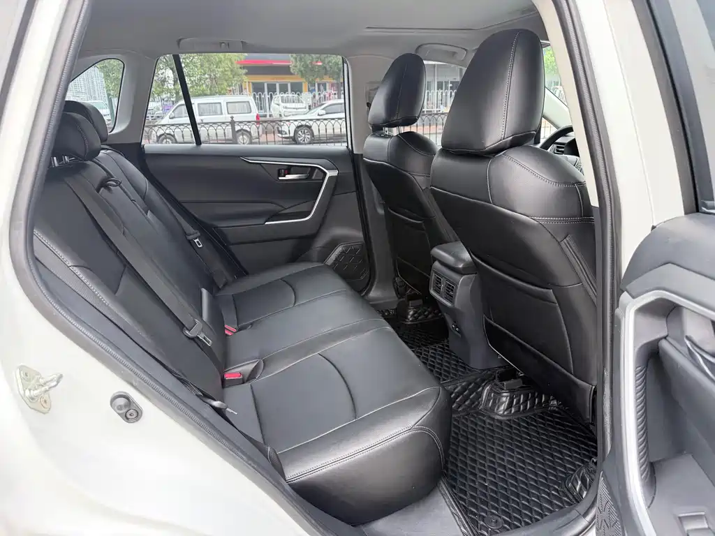 Toyota RAV4 2023 — фото 10