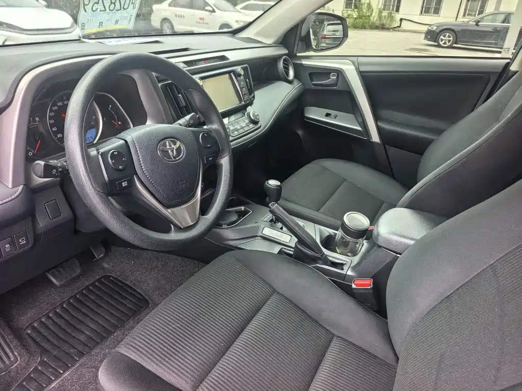 Toyota RAV4 2017 — фото 16