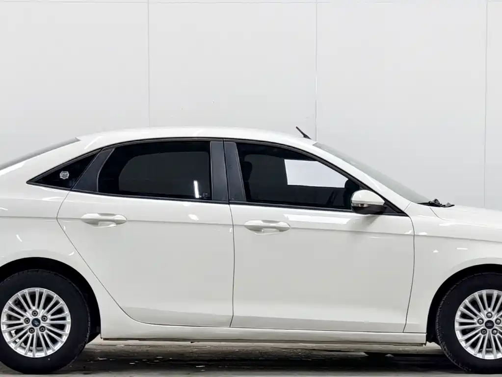 Ford Escort 2015 — фото 8