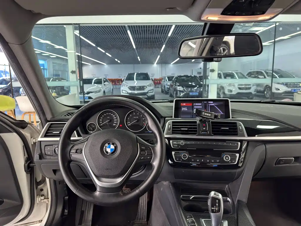 BMW 3 Series 2017 — фото 13