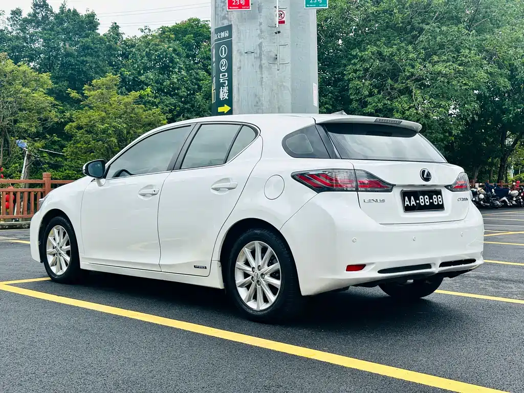 Lexus CT 2013 — фото 10
