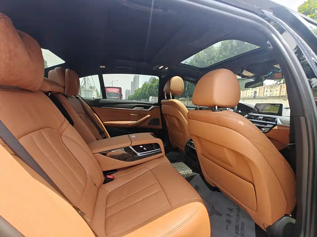 BMW 5 Series 2018 — фото 10