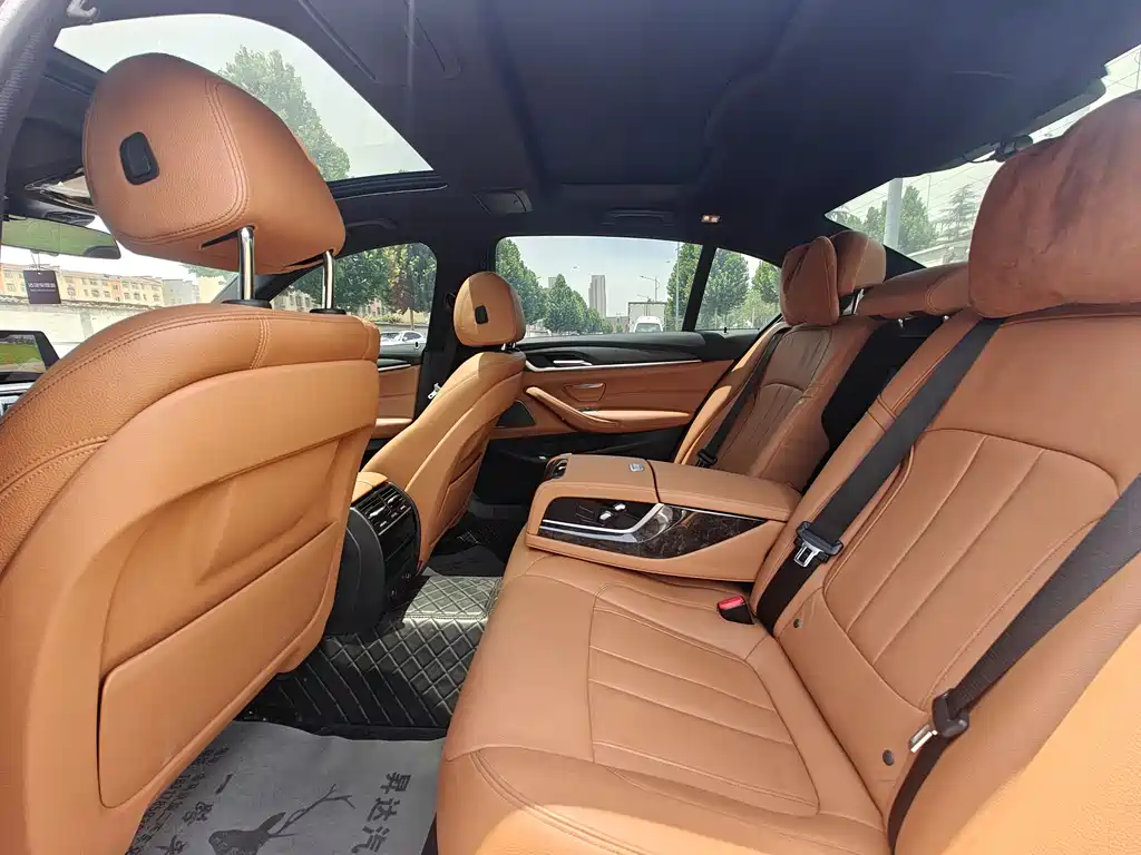 BMW 5 Series 2018 — фото 16