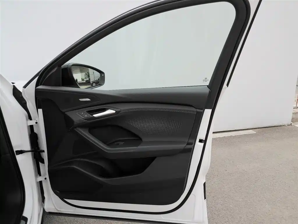 Audi Q6L e-tron 2025 — фото 25