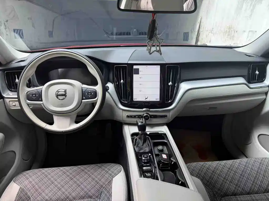 Volvo XC60 2018 — фото 9