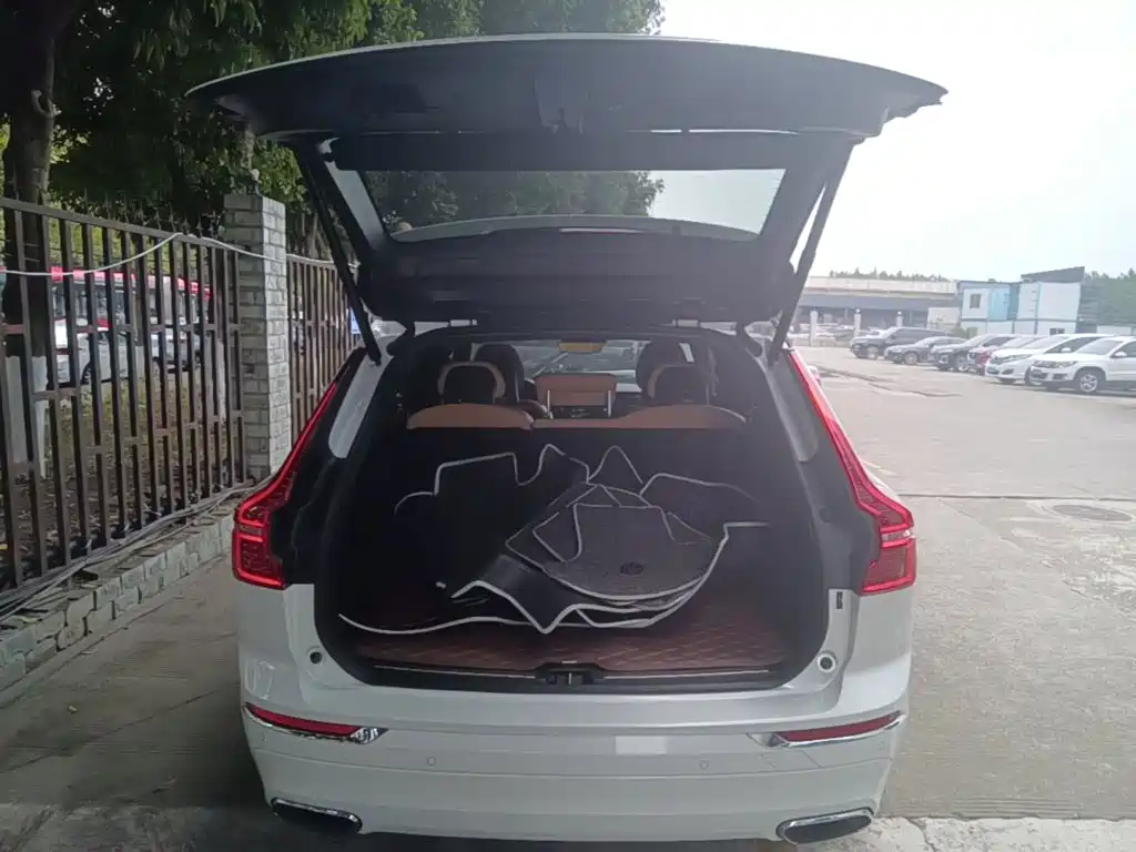 Volvo XC60 2018 — фото 19
