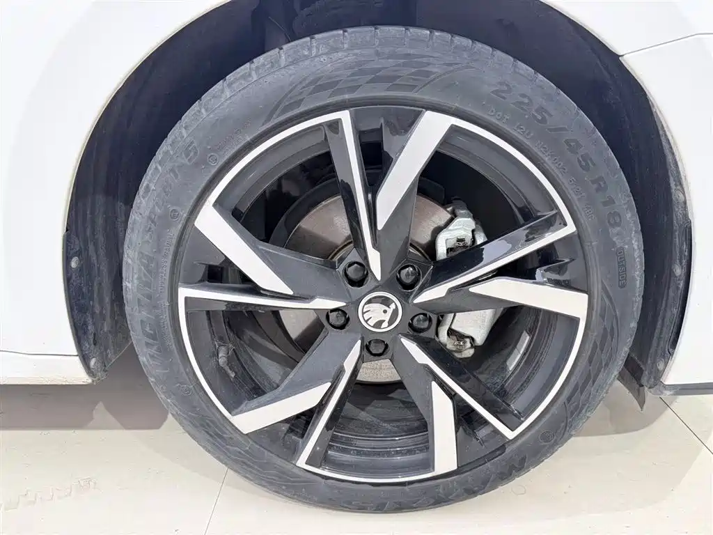 Skoda Octavia 2022 — фото 14