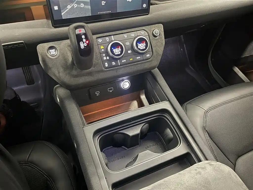 Land Rover Defender 2023 — фото 14