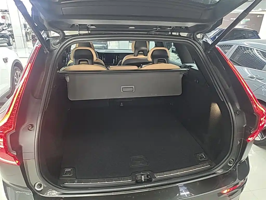 Volvo XC60 2018 — фото 19