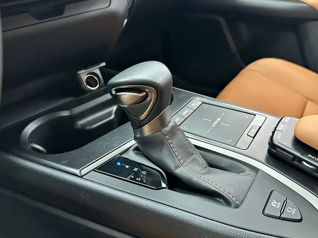 Lexus UX 2020 — фото 11