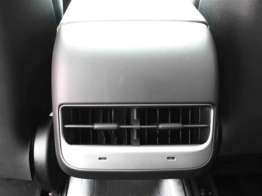Tesla Model Y 2023 — фото 10
