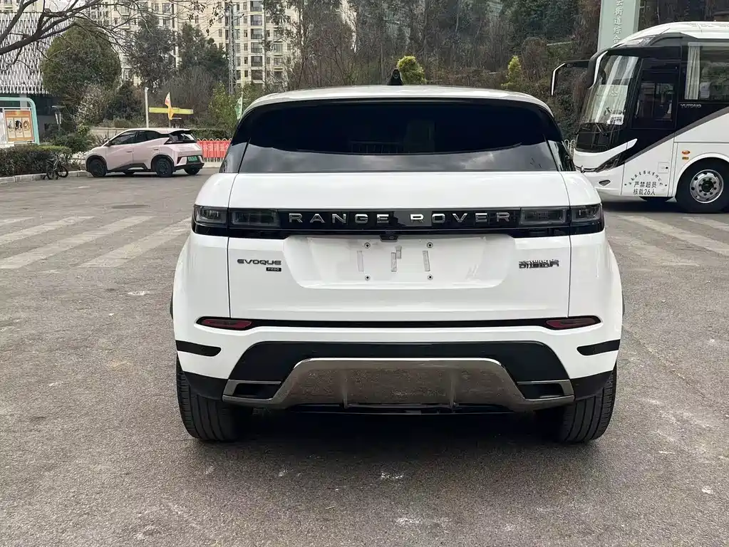 Land Rover Evoque 2023 — фото 16