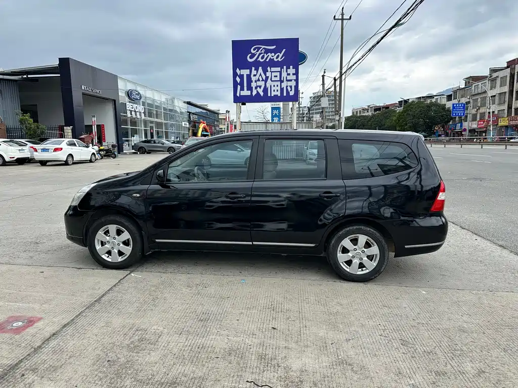 Nissan Livina 2010