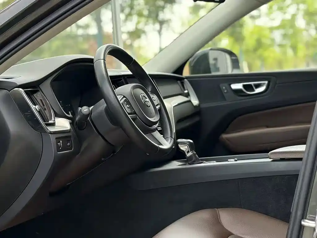 Volvo XC60 2020 — фото 9