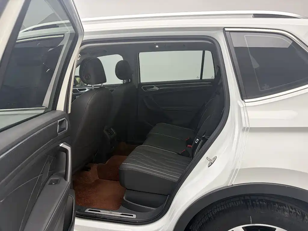Volkswagen Tiguan L 2023 — фото 13