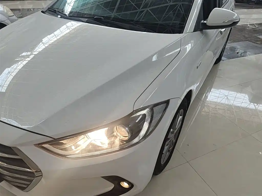 Hyundai Elantra 2016 — фото 24