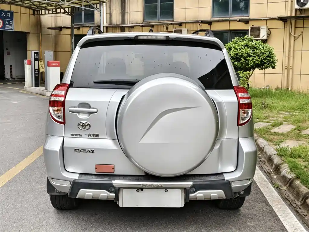 Toyota RAV4 2013 — фото 4
