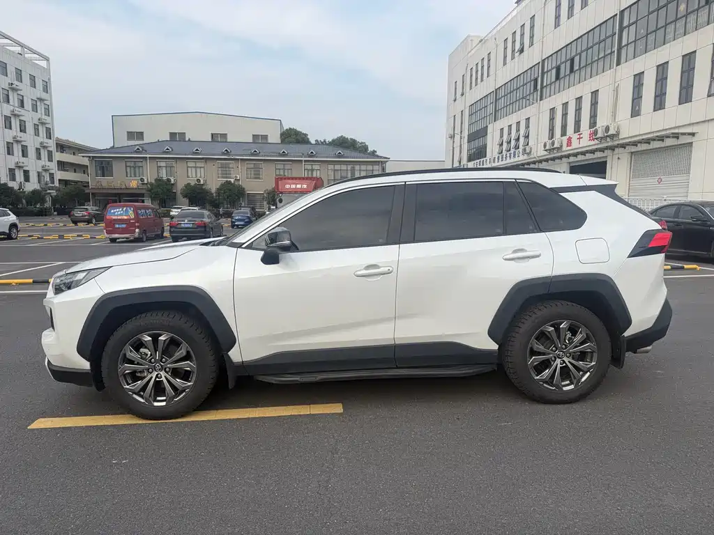 Toyota RAV4 2023 — фото 11