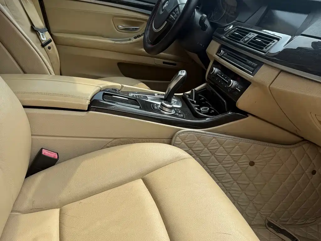 BMW 5 Series 2011 — фото 12