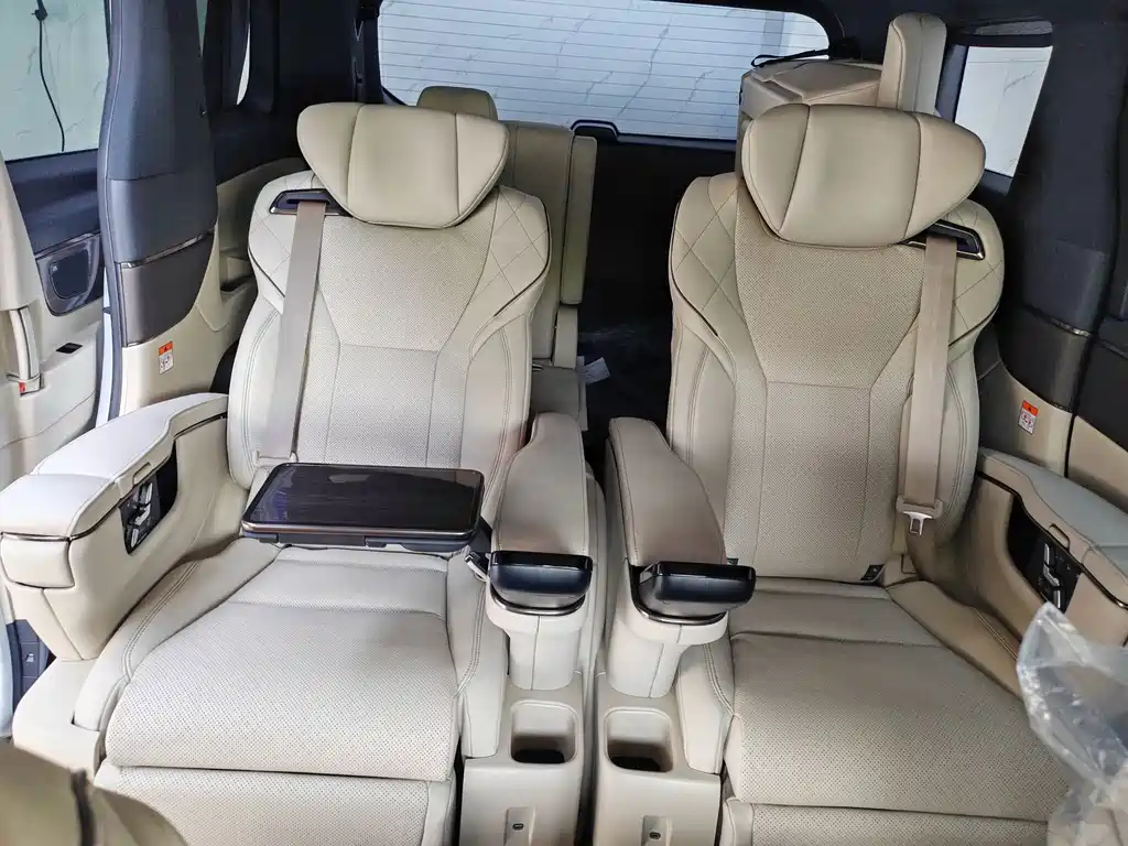 Toyota Alphard — фото 13