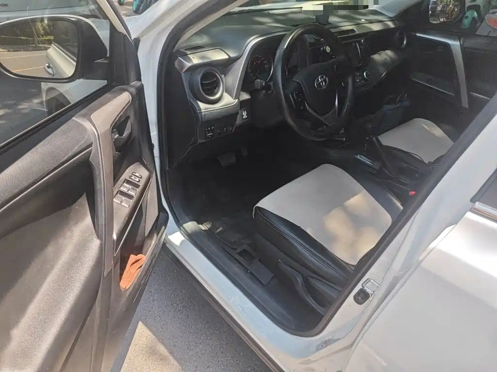 Toyota RAV4 2017 — фото 14