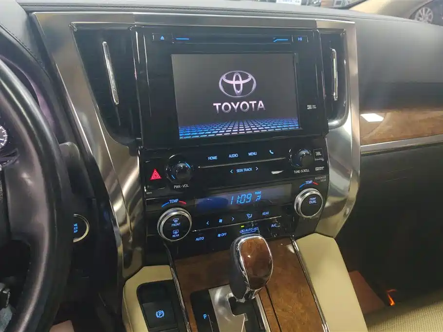 Toyota Alphard 2018 — фото 13