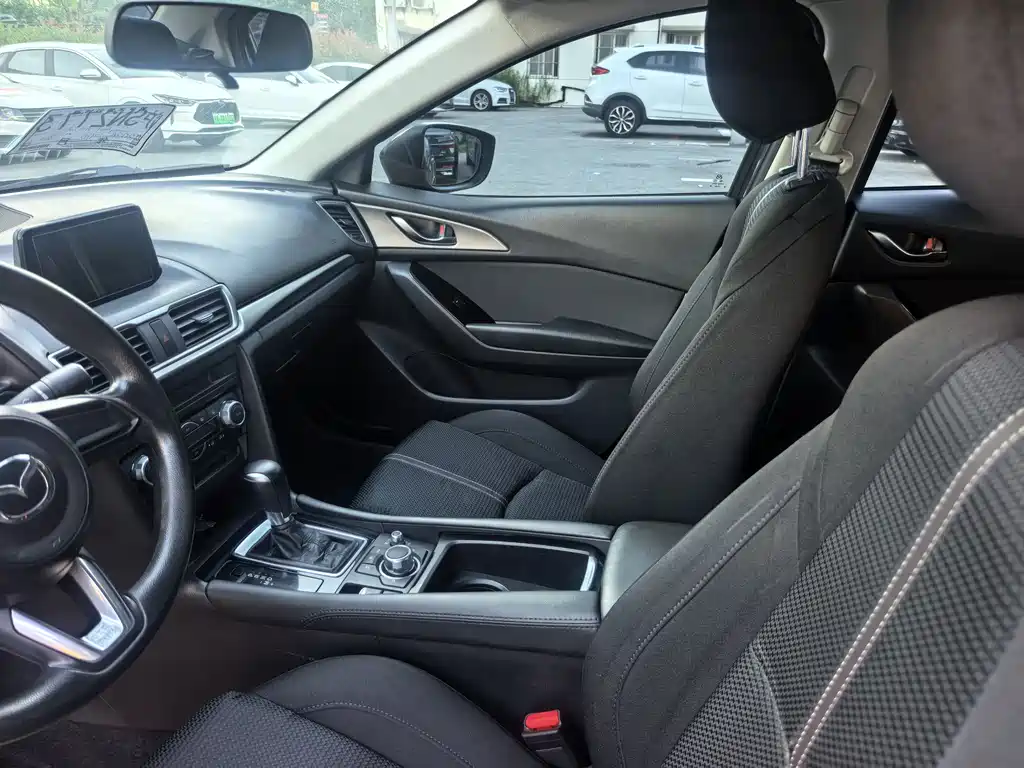 Mazda 3 Axela 2018 — фото 19