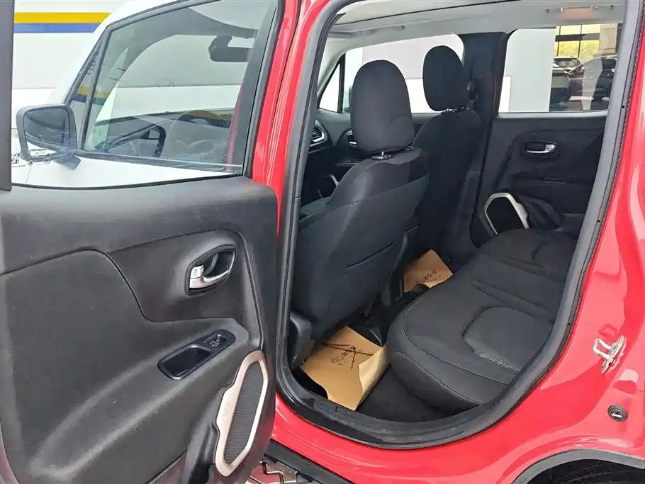 Jeep Renegade 2018 — фото 11