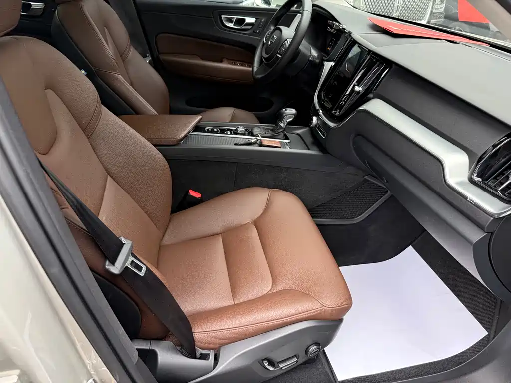 Volvo XC60 2018 — фото 18
