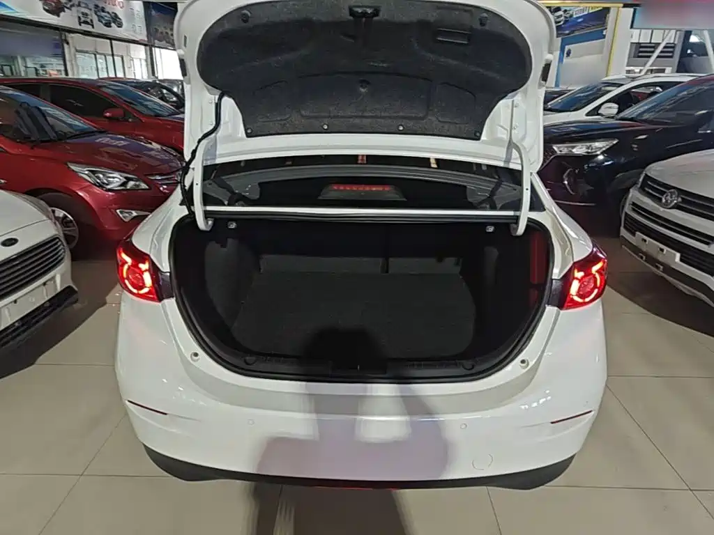 Mazda 3 Axela 2017 — фото 19