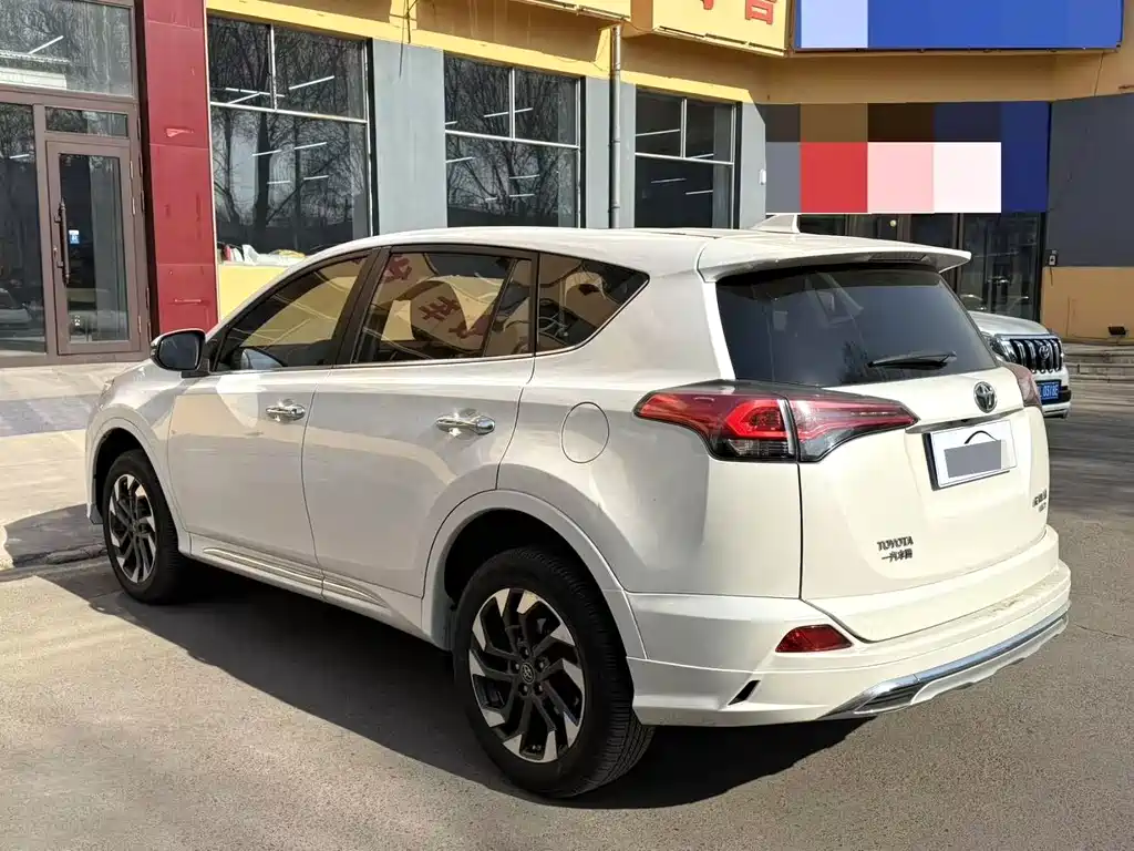 Toyota RAV4 2018 — фото 7