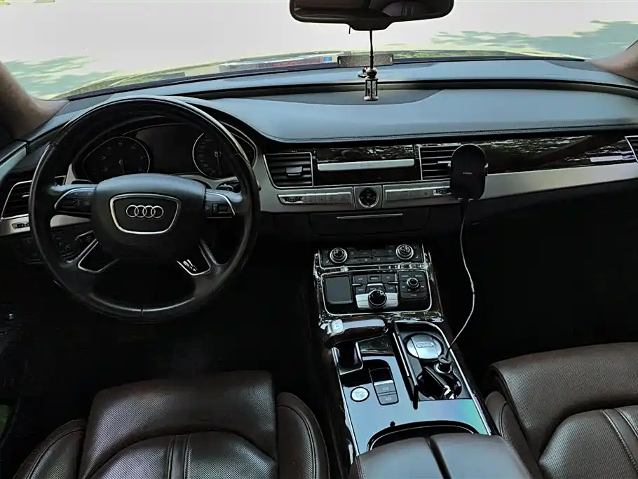 Audi A8 2017 — фото 12
