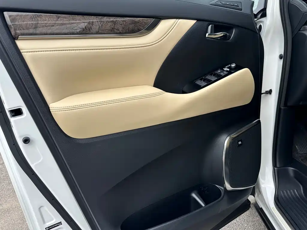 Toyota Alphard 2023 — фото 17