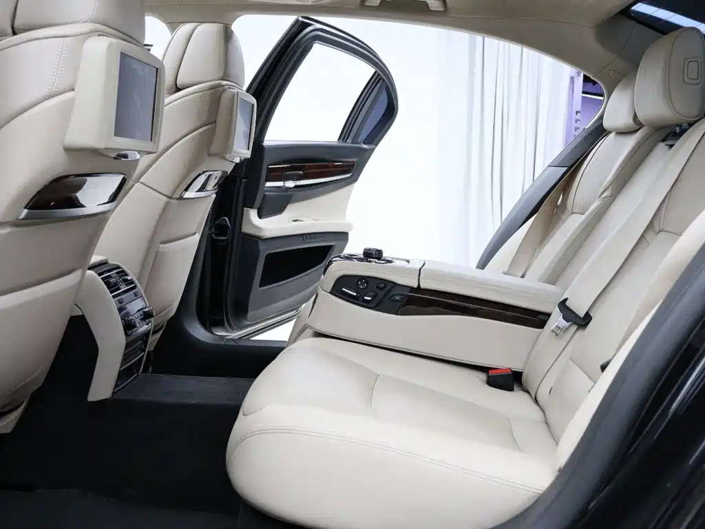BMW 7 Series 2012 — фото 8