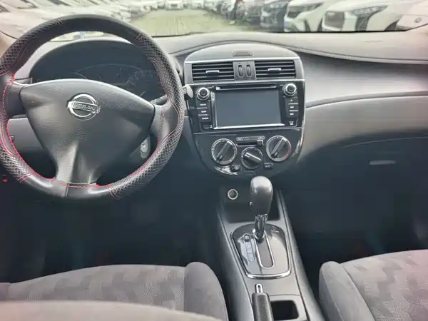 Nissan Tiida 2015