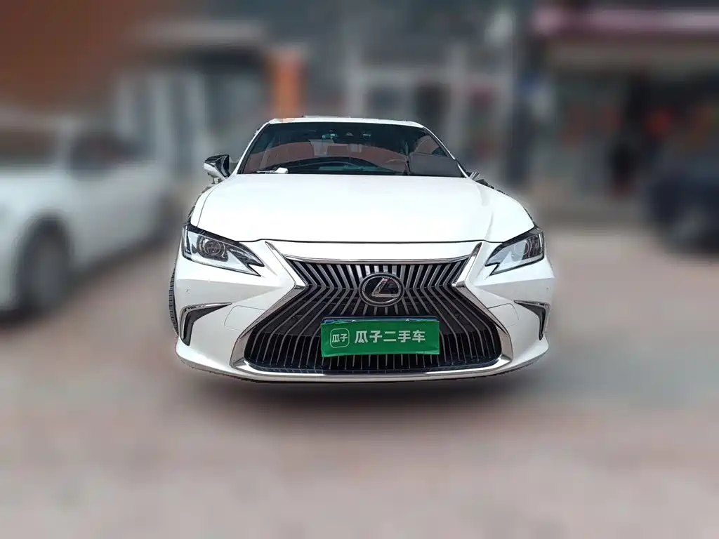 Lexus ES 2019 — фото 24