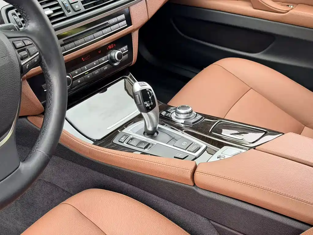 BMW 5 Series 2016 — фото 20