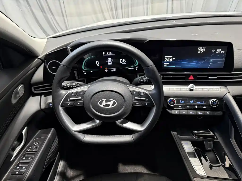 Hyundai Elantra 2023 — фото 18