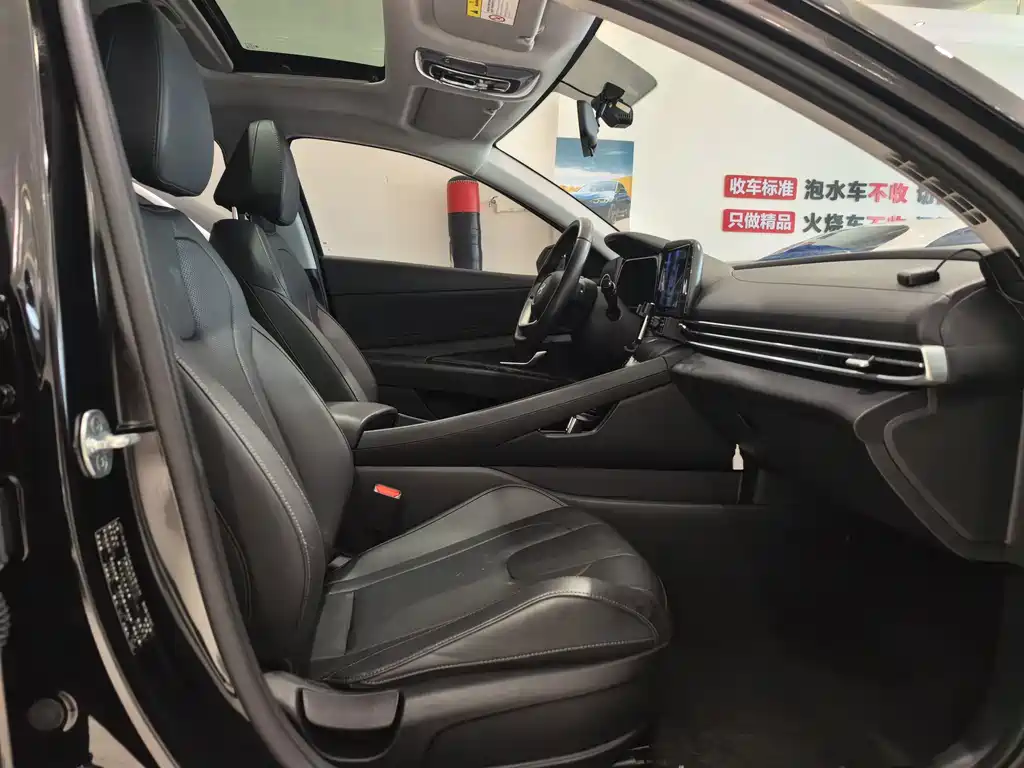 Hyundai Elantra 2023 — фото 15