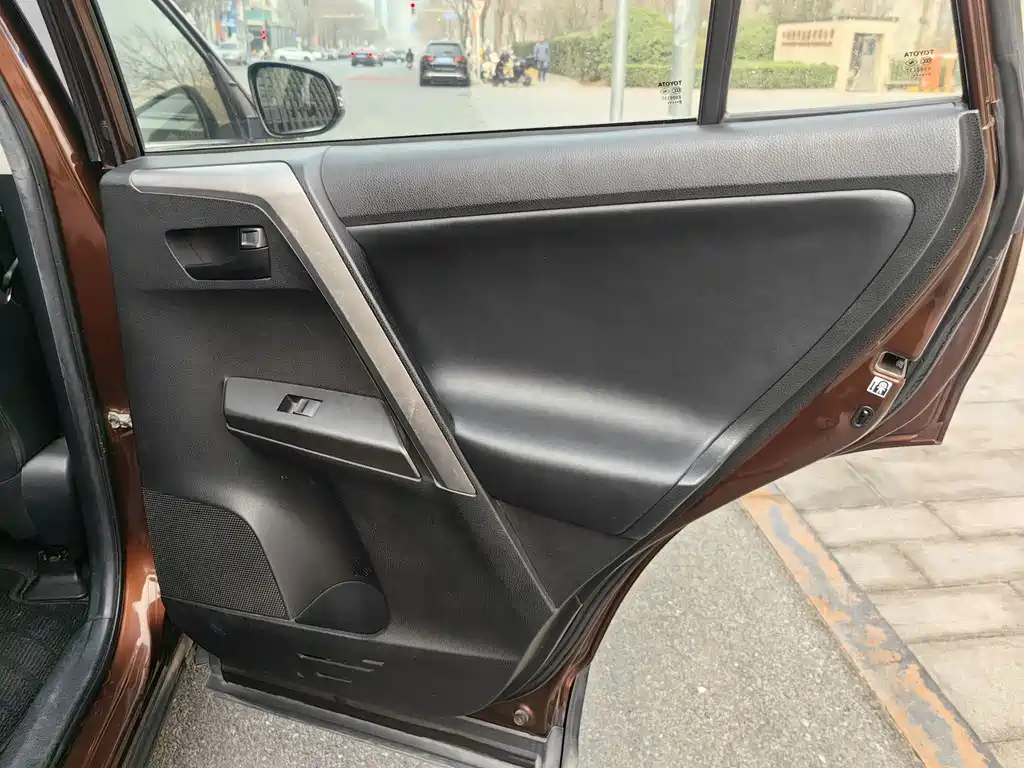 Toyota RAV4 2018 — фото 12
