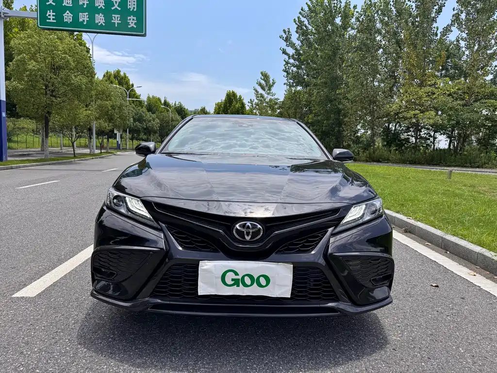 Toyota Camry 2023 — фото 1
