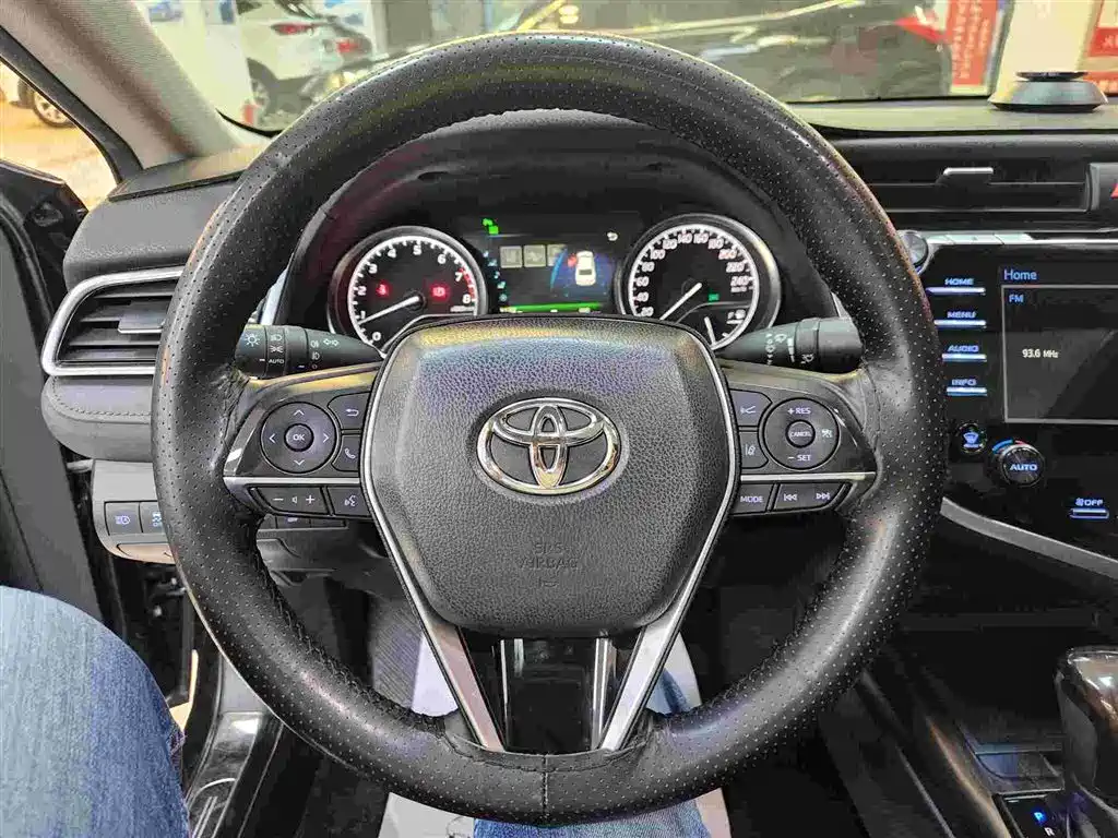 Toyota Camry 2018 — фото 4