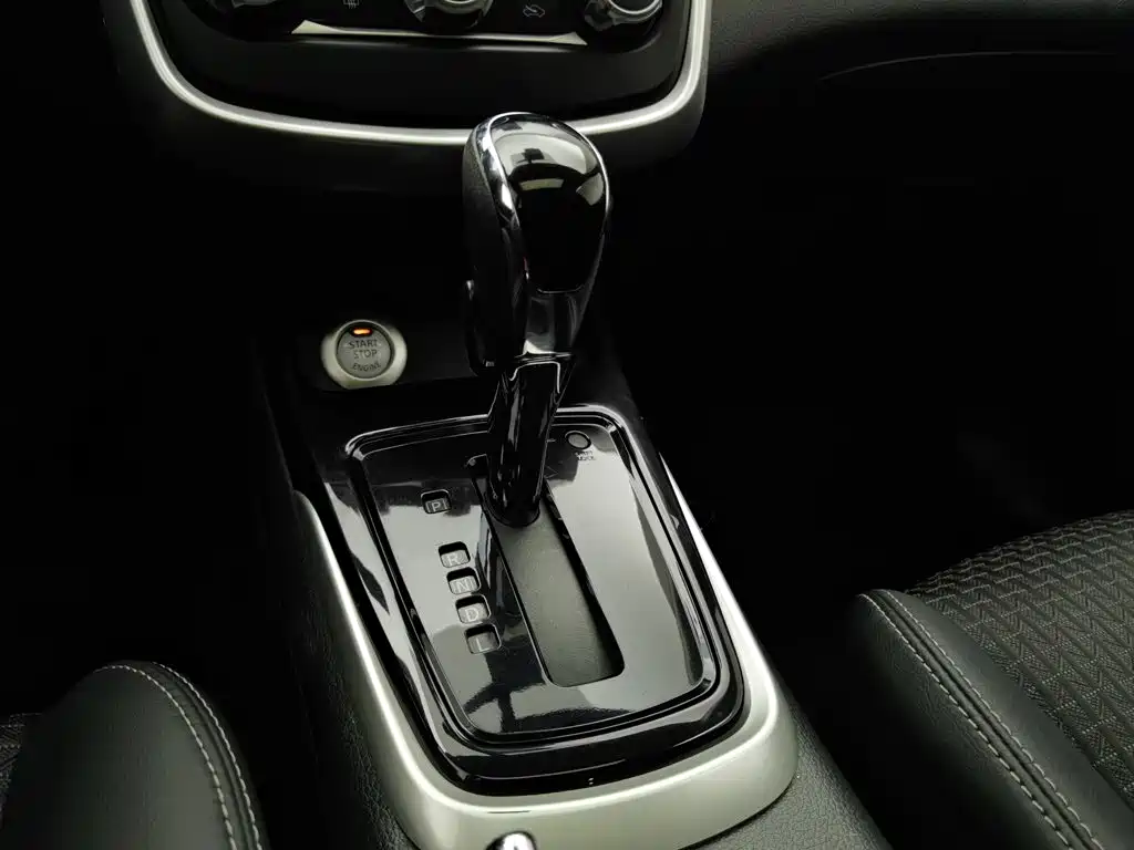 Nissan Tiida 2017 — фото 13