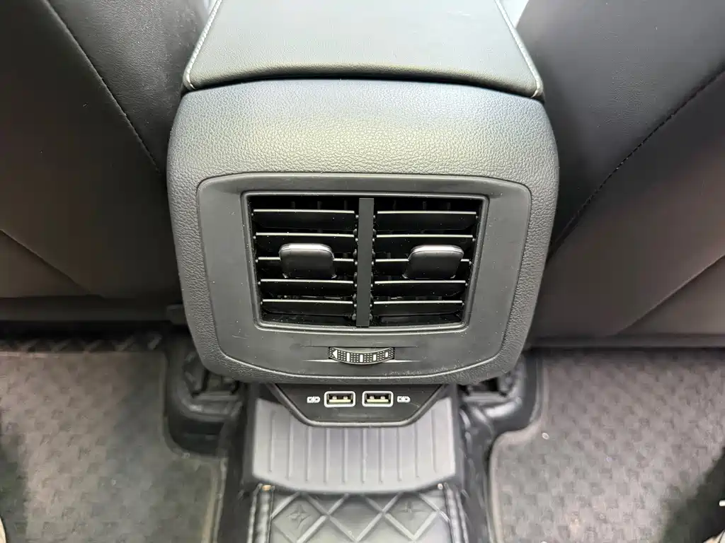 Volkswagen T-Roc 2023 — фото 11