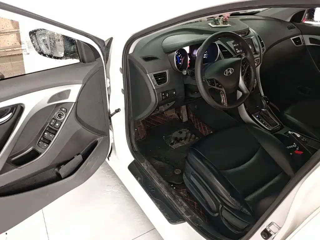 Hyundai Elantra 2017 — фото 16