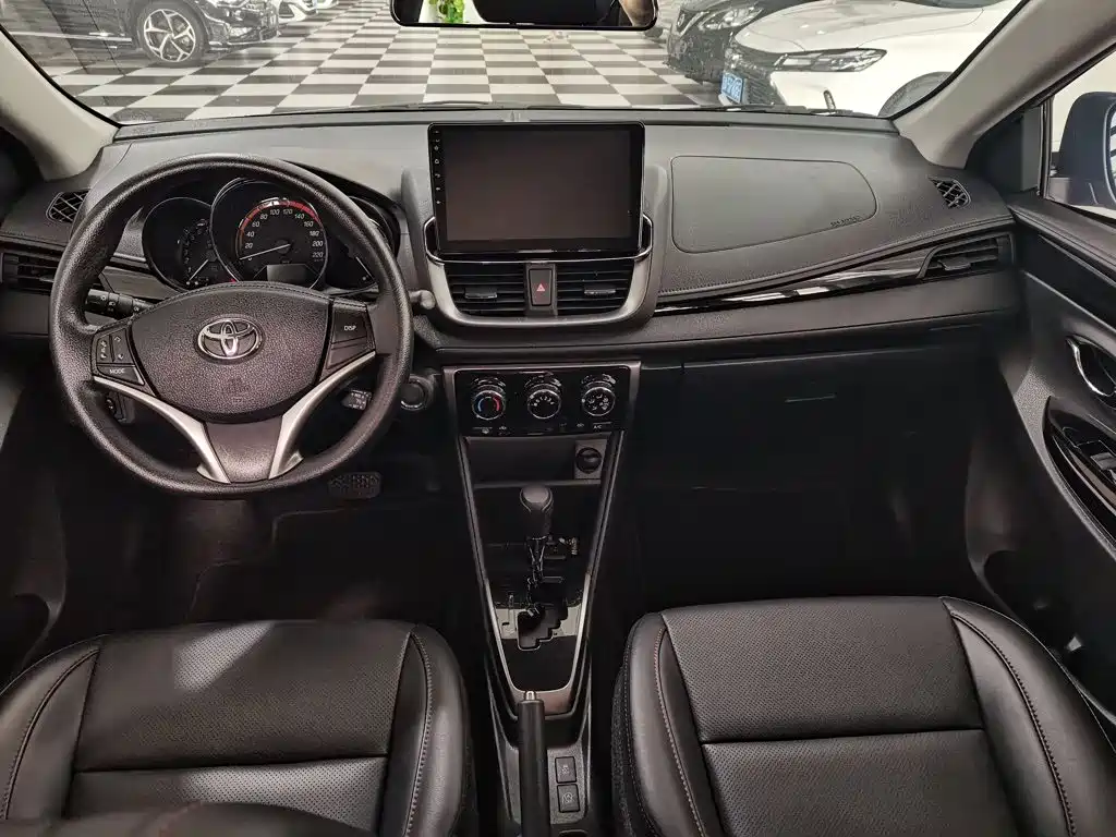 Toyota Yaris L 2023 — фото 17