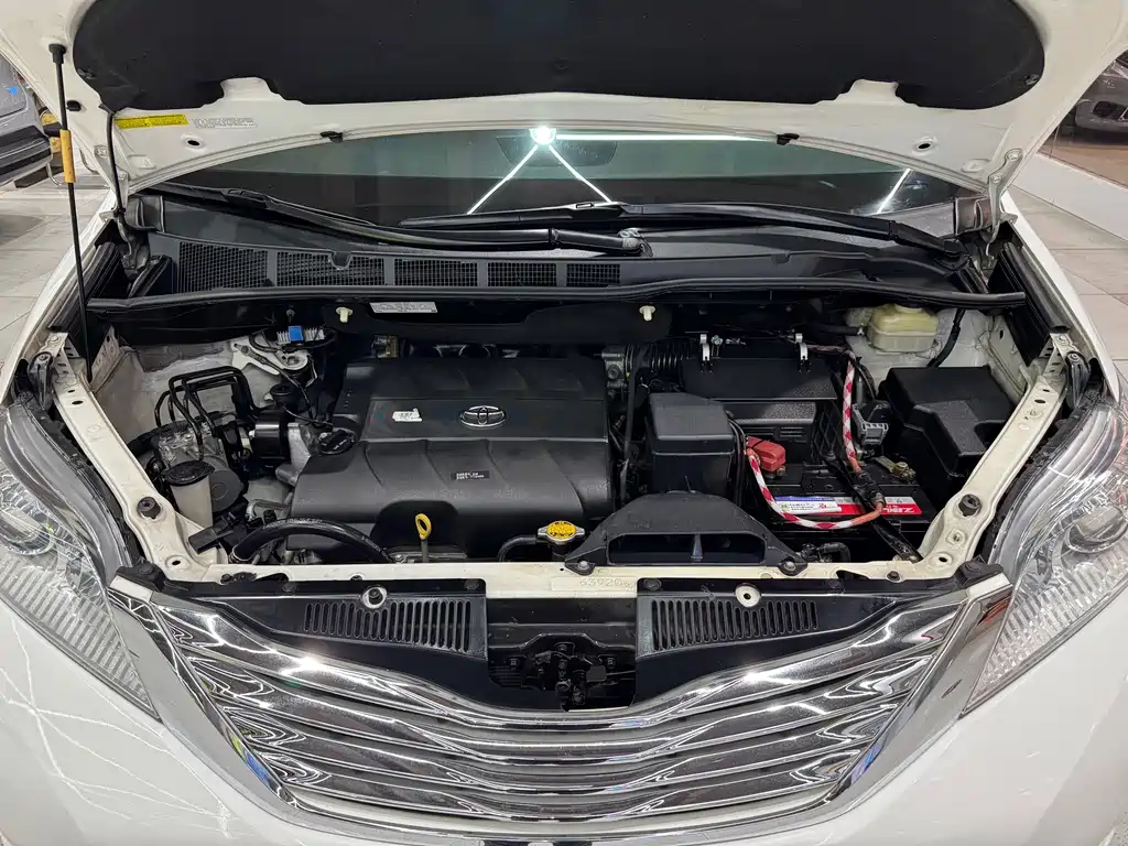 Toyota Sienna 2016 — фото 14