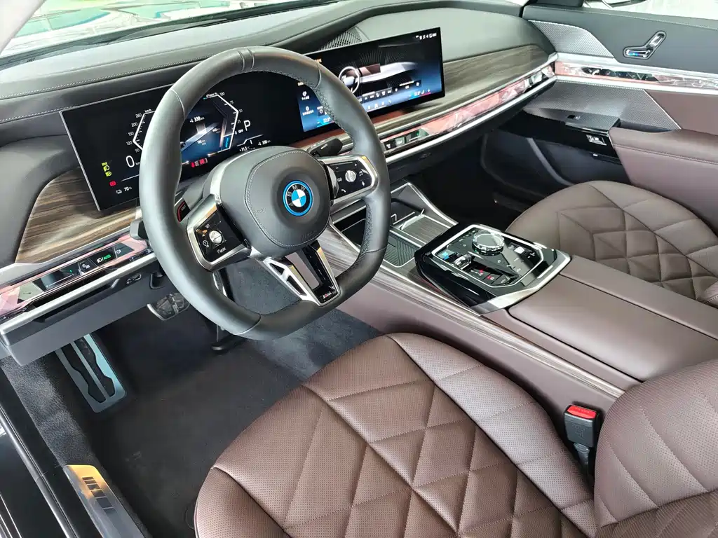 BMW i7 2025 — фото 13