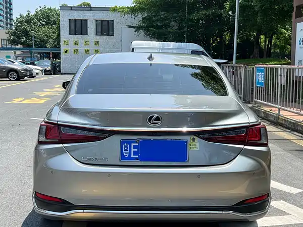 Lexus ES 2023